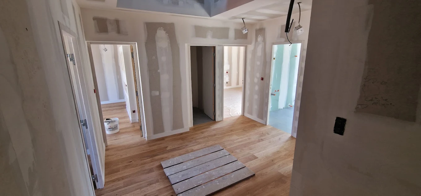 Dégagement avec plafond tendu et huisseries posées